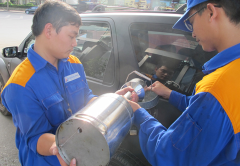 Xăng giảm kỷ lục hơn 2.000 đồng/lít