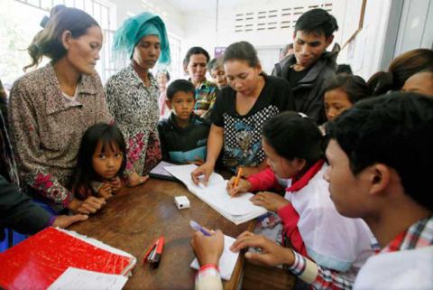 Bác sĩ dùng chung kim tiêm truyền HIV cho hơn 100 người