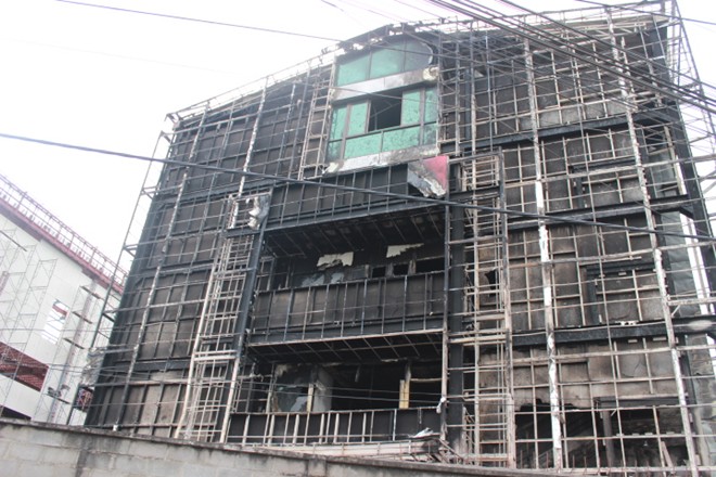 Cháy trong trường đại học, sinh viên bỏ chạy